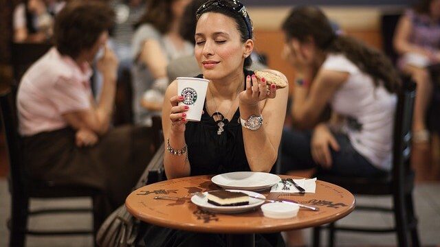 カフェでコーヒーを楽しむ女性