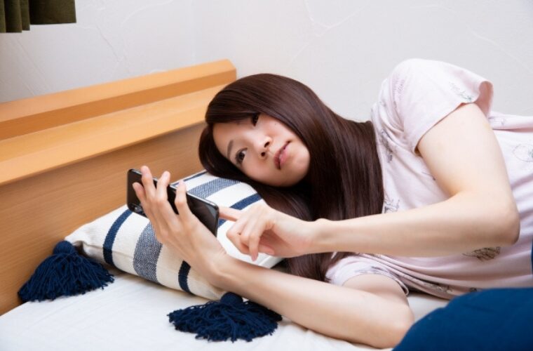 寝ながらスマホ