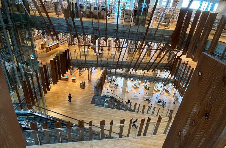 富山市ガラス美術館内観