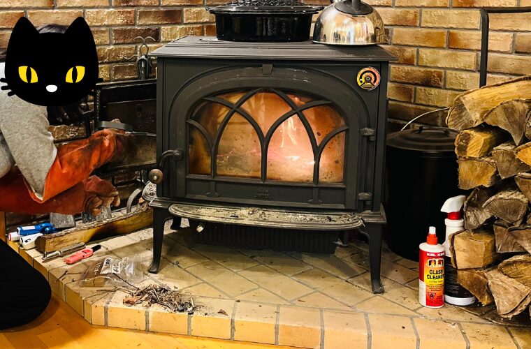 薪ストーブに火を入れる