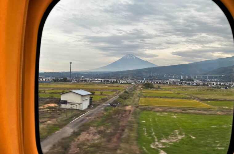 帰りの新幹線から臨む富士山