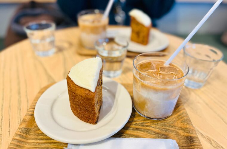 キャロットケーキとカフェオレ
