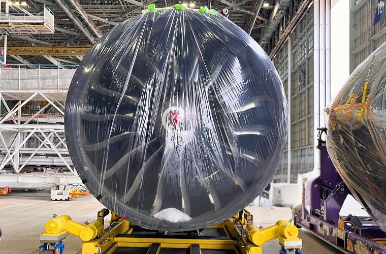 ANA格納庫・予備エンジン