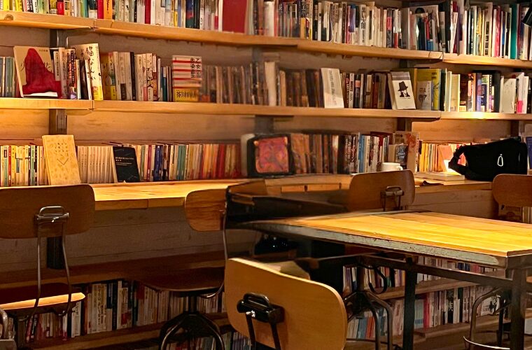 森の図書室　内部